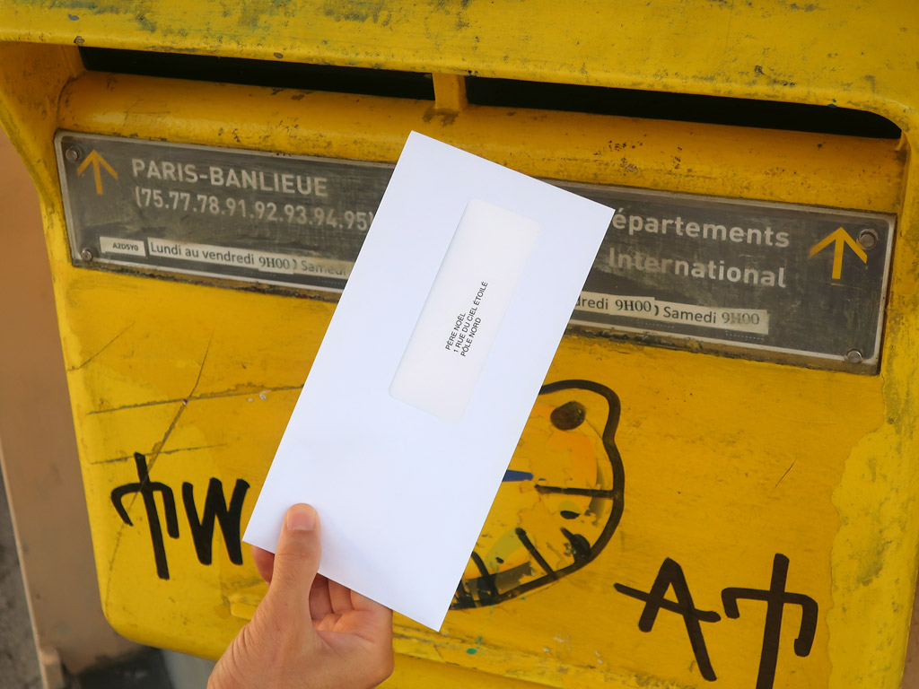 Claude Closky, ‘Lettre au Père Noël [Letter to Santa Claus],’ 2021, enveloppe, impression laser sur papier, 11 x 22 cm.
